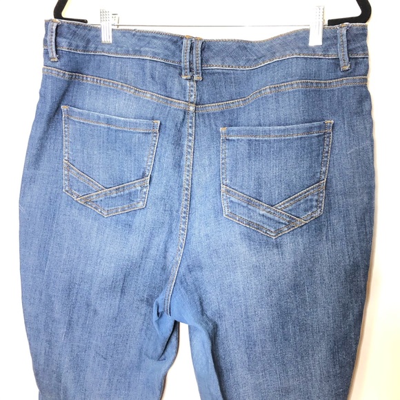 D/C Cropped plus sized women’s jean frayed hem 16 - Picture 8 of 9